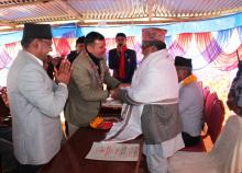 छत्रदेव गाउँपालिकाले आयोजना गरेको स्वागत कार्यक्रममा भौतिक पुर्वाधार बिकास मन्त्री माननीय बैजनाथ चौधरी ज्यू लाई सम्मान गर्दै गाउँपालिका प्रमुख श्री लेखनाथ पोख्रेल,उपाध्यक्ष श्री तुल्सिदेवी श्रेष्ठ ,प्रमुख प्रसाशकीय अधिकृत श्री खिमानन्द भुसाल ।