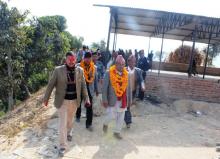 छत्रदेव गाउँपालिकाको निर्माणाधिन भवन अवलोकन गर्दै  भौतिक पुर्वाधार बिकास मन्त्री माननीय बैजनाथ चौधरी ।