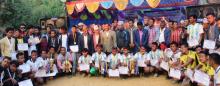 अध्यक्ष कप रनिङ्ग शिल्ड भलिवल प्रतियोगिता २०७५ काे समापन समारोह आयाेजक र बिजेता खेलाडिहरु सँग तस्बिर लिदै ।